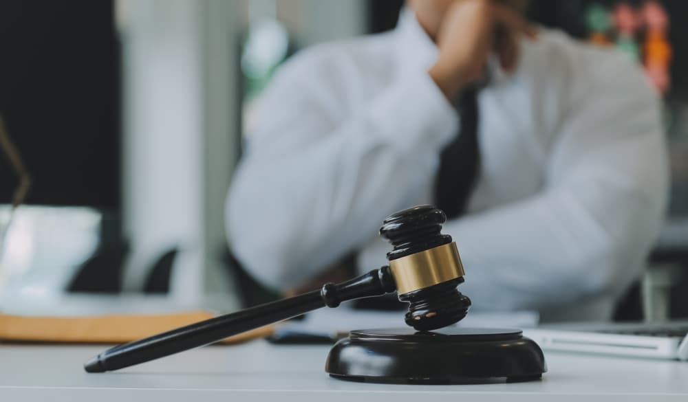 El mazo del juez y los abogados de Justicia se reúnen en el bufete de abogados